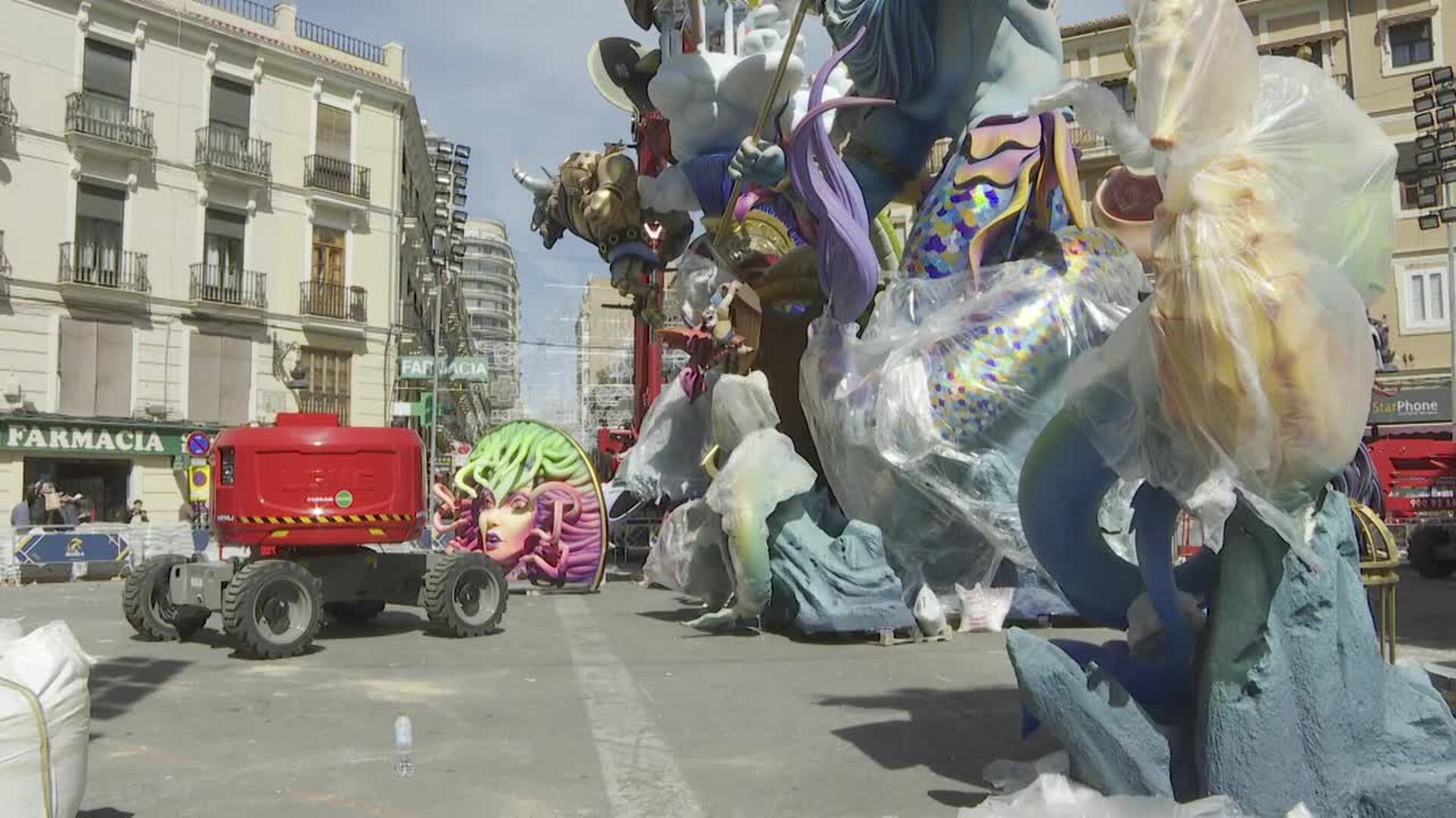 Los monumentos falleros comienzan a inundar de color las calles de València