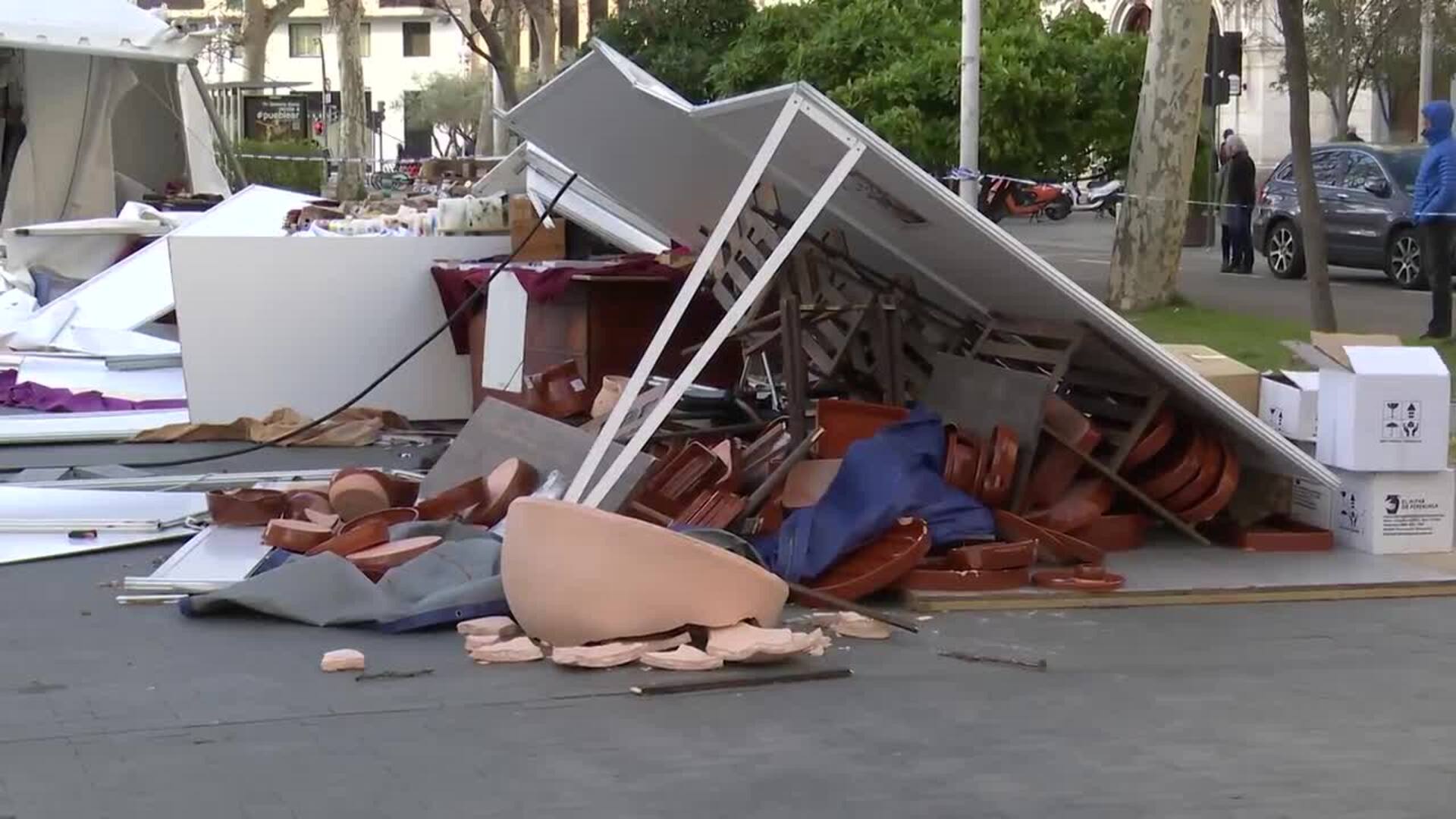 El viento destroza varias casetas de la Feria de Artesanía de Valladolid