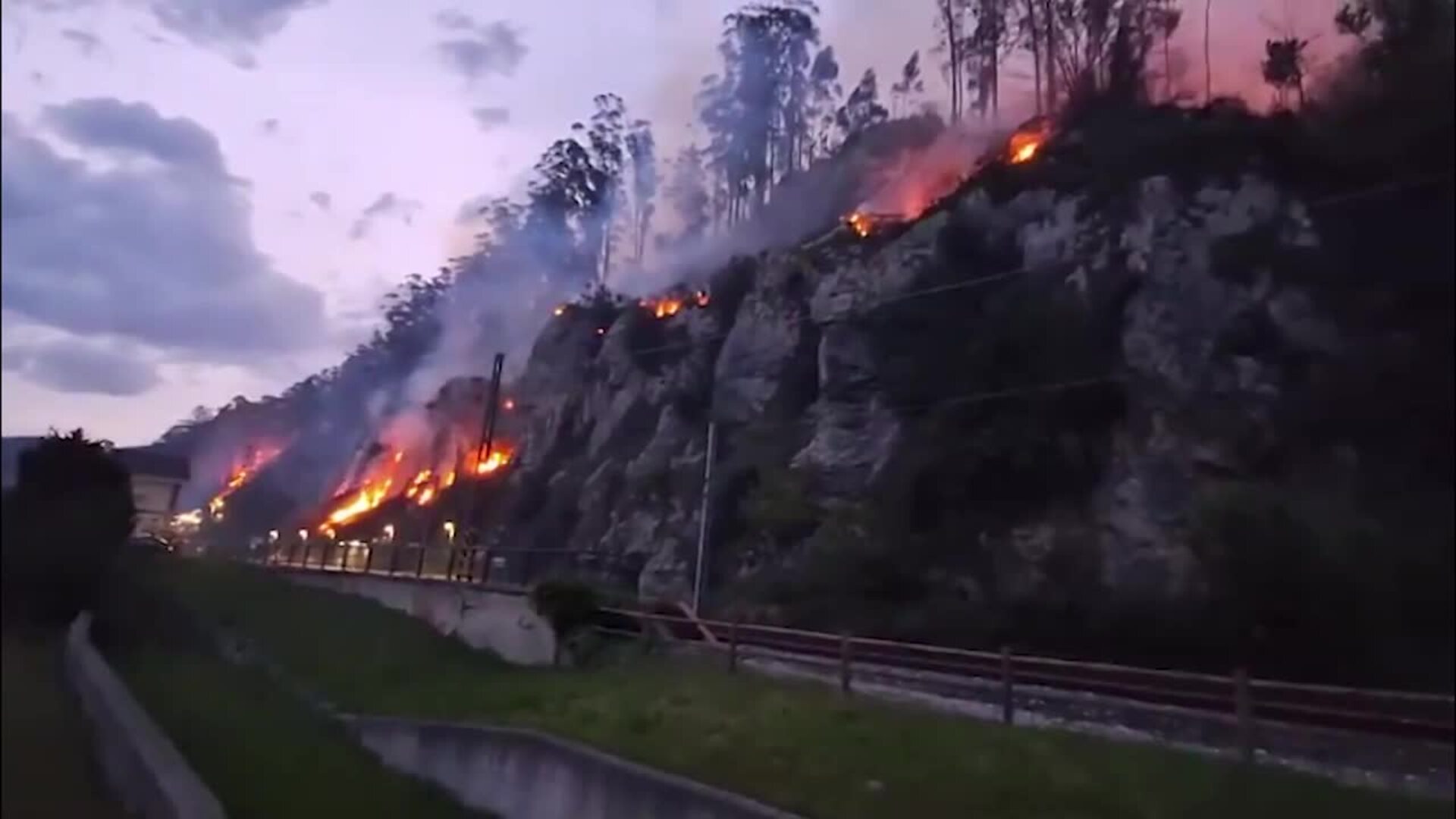 Uno de los 25 incendios forestales obliga a cerrar el tráfico ferroviario en Casar de Periedo
