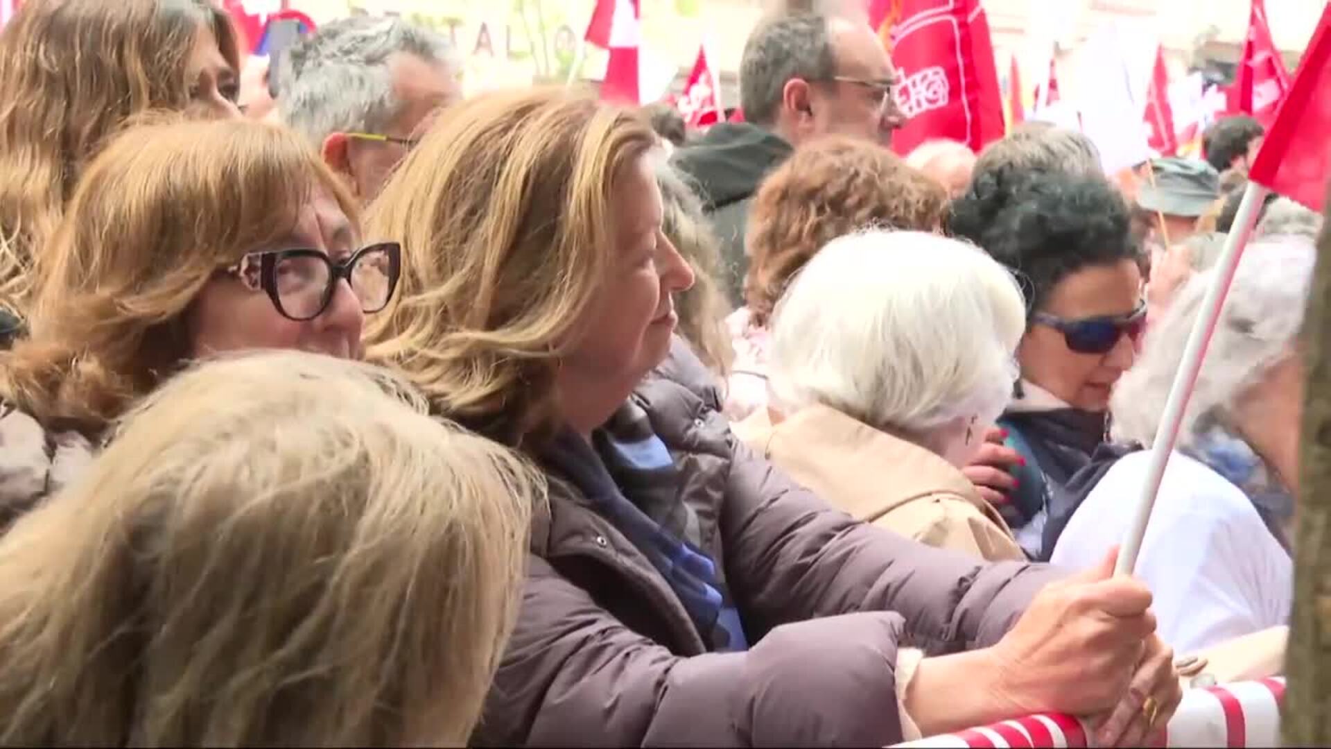 Carmen Romero, exmujer de Felipe González, presente en la manifestación en apoyo a Sánchez