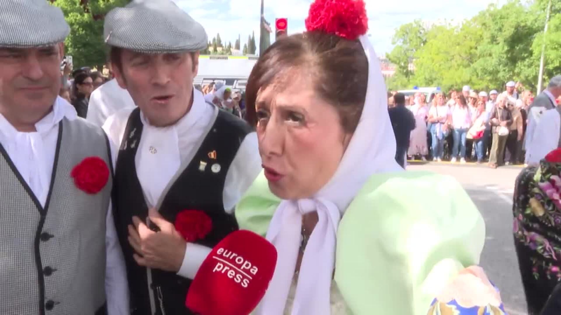 Cómo se llevan los claveles del vestido de chulapa y qué significa su color