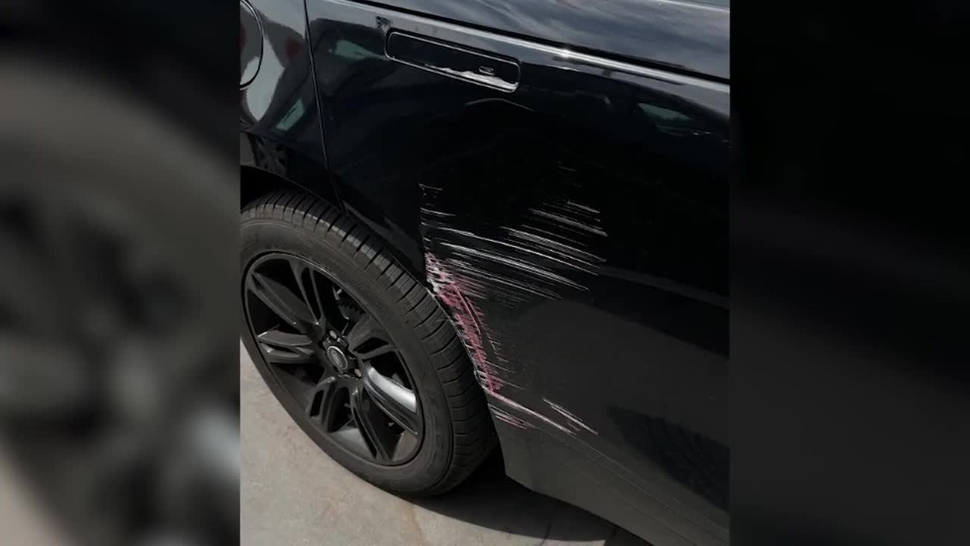 Violeta Mangriñán sufre un pequeño traspiés con el coche