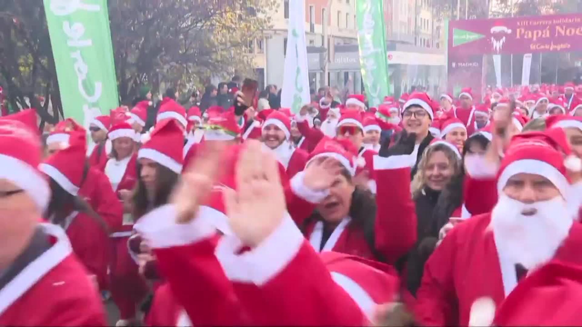 Unas 9.000 personas vestidas de Papá Noel y elfos recorren Madrid por una causa solidaria