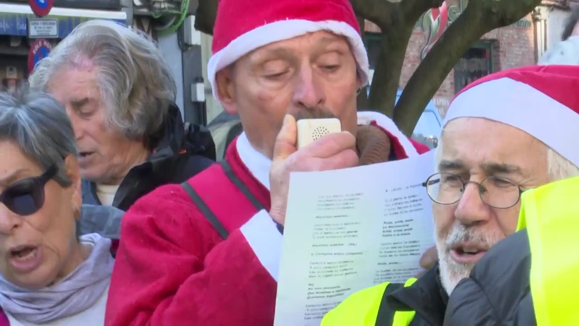 Pensionistas se manifiestan en Santander con reivindicaciones en forma de villancicos protesta