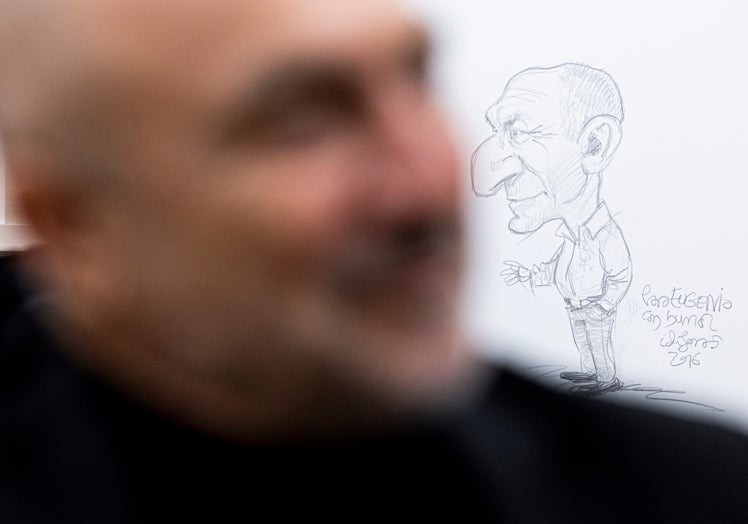 Eugenio Luque en un primer plano y de fondo un retrato de él realizado por Idigoras.