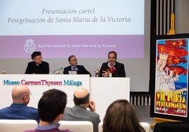 Rafael Pérez Pallarés, Miguel Orellana y Francisco Naranjo, junto a la obra.