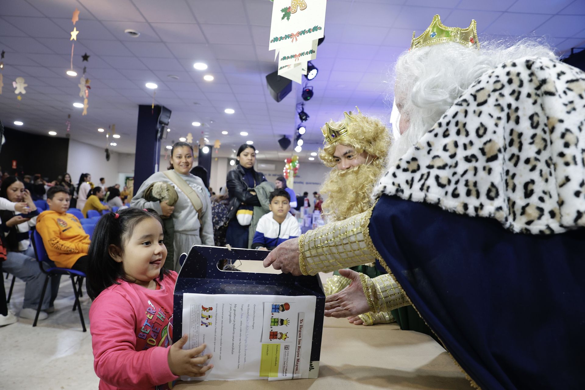 400 niños de más de 200 familias desfavorecidas de La Corta reciben el mejor regalo de Sus Majestades de Oriente