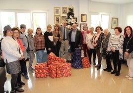 Entrega de los regalos, en el Ayuntamiento de Alhaurín de la Torre.