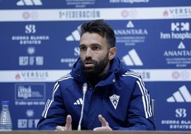 Fran Beltrán, entrenador del Marbella, durante la rueda de prensa.