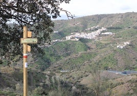 Pueblos. En la tercera etapa, tras pasar por El Borge, Almáchar y Vallejos se llega a Moclinejo.