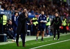 Fran Beltrán, entrenador del Marbella, en el partido de Copa frente al Atlético de Madrid en La Rosaleda.