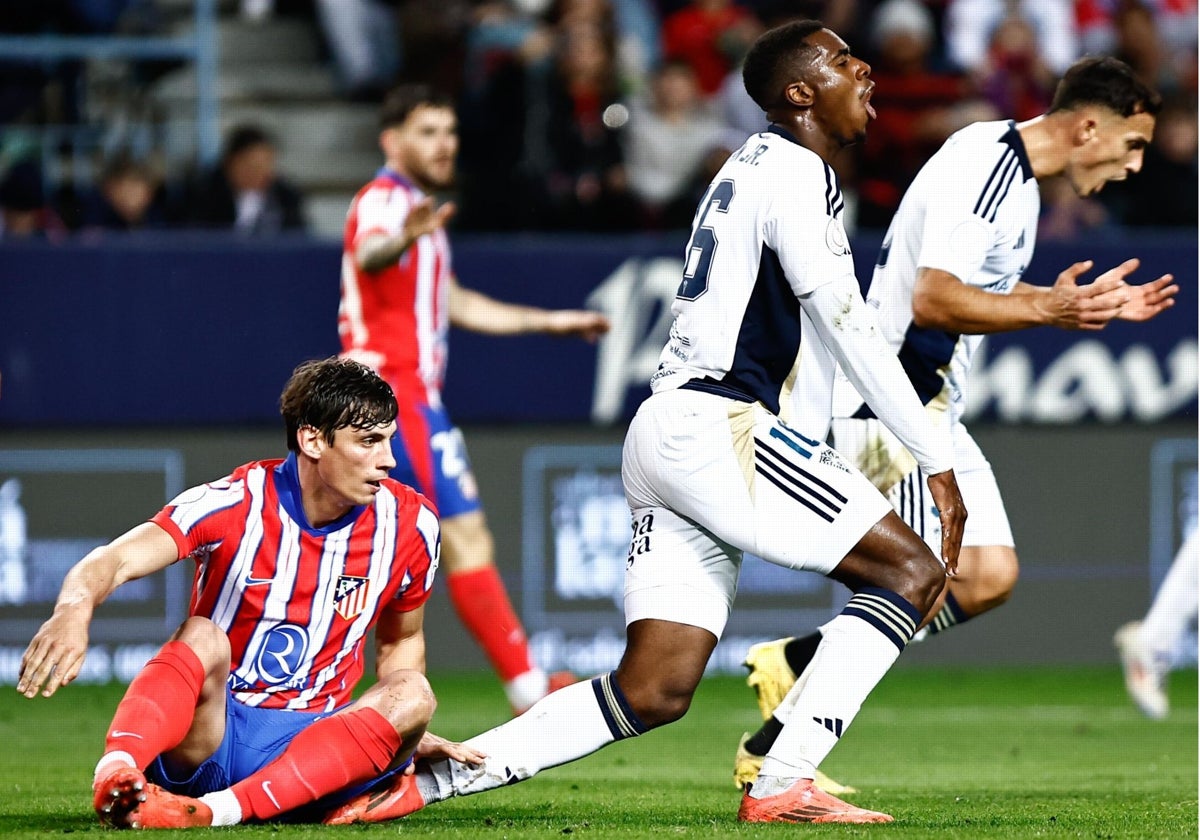 Le Normand, junto a los jugadores del Marbella Dorian y Acosta, que se lamentan en un lance del partido de anoche en La Rosaleda.