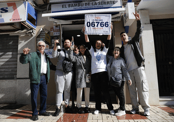 Momento de celebración en la calle Abdalajís, en el Camino de San Rafael. Parte del segundo premio ha recaído aquí.