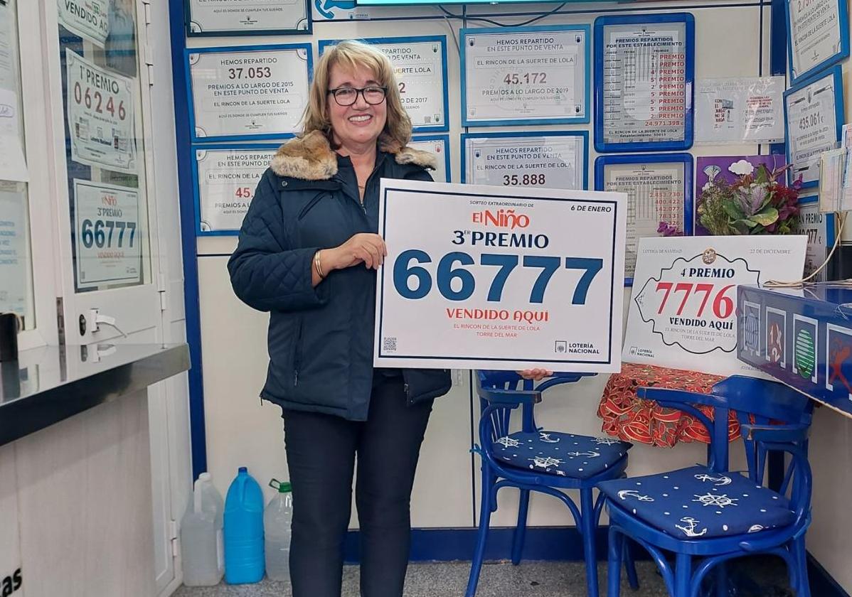 Dolores Atencia, lotera de la Avenida Andalucía de Torre del Mar, ha vendido varios décimos del tercer premio del Niño.