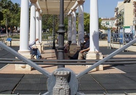 Mayores, sentados en una plaza de Alhaurín de la Torre.