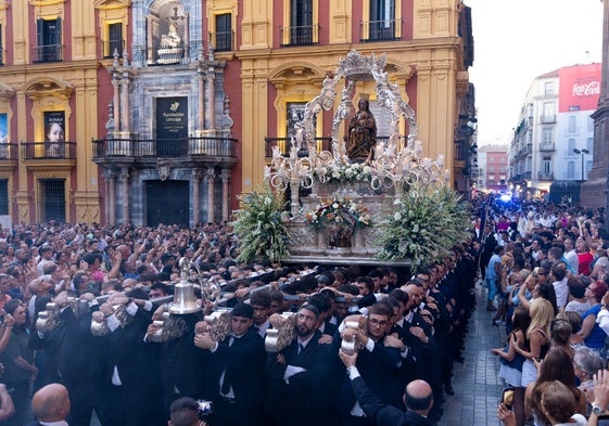 La Patrona de Málaga, Santa María de la Victoria, durante su salida procesional por su festividad.