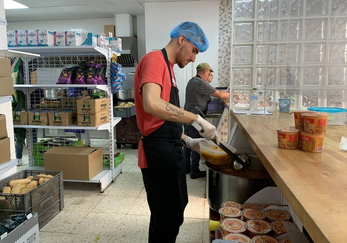 La zona del comedor-dispensador de la Asociación Yo Soy Tú, en el distrito Bailén-Miraflores.