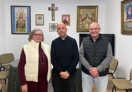 Victoria Eugenia Ribes, junto al delegado de Hermandades y el vicepresidente de las Glorias.