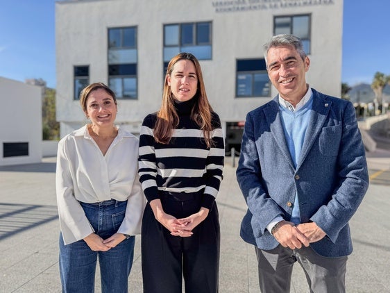 Navas junto a las concejales socialistas María Isabel Ruiz y Sandra Ochoa.