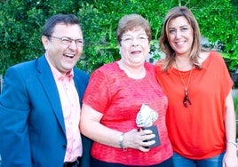 Ana Paula Montero, en el centro, junto a Miguel Ángel Heredia, Susana Díaz y María Gámez.