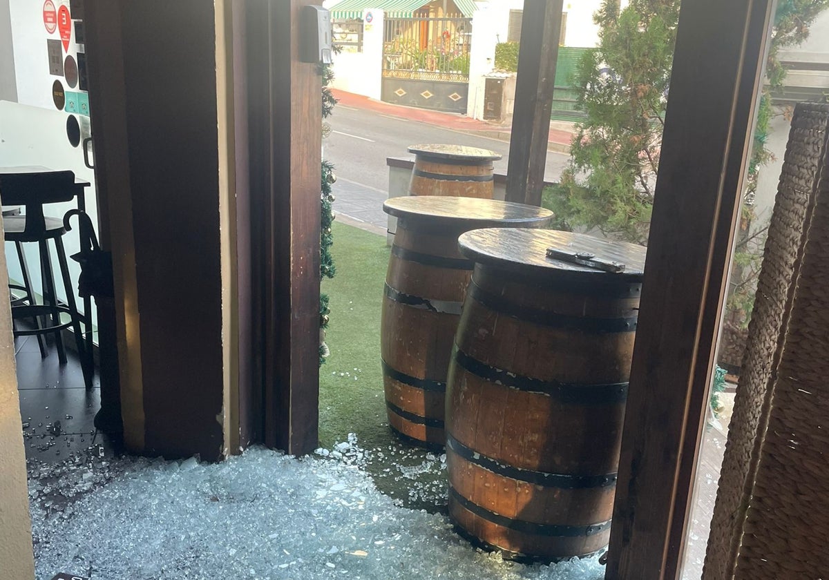 La puerta del restaurante Verum, destrozada.