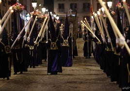 Nazarenos de la Archicofradía de la Esperanza el Jueves Santo en calle Larios.