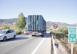 Vehículos circulan por la A-404, a la altura del kilómetro 24.