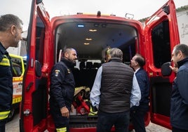 El alcalde durante una visita a los Bomberos de Benalmádena.