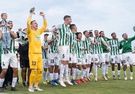 Los jugadores del Torremolinos celebran un triunfo esta temporada.