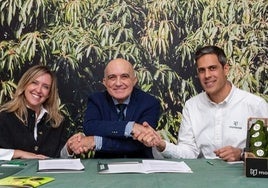 Acto de firma del acuerdo entre los responsables de la empresa veleña y el Banco de Alimentos.