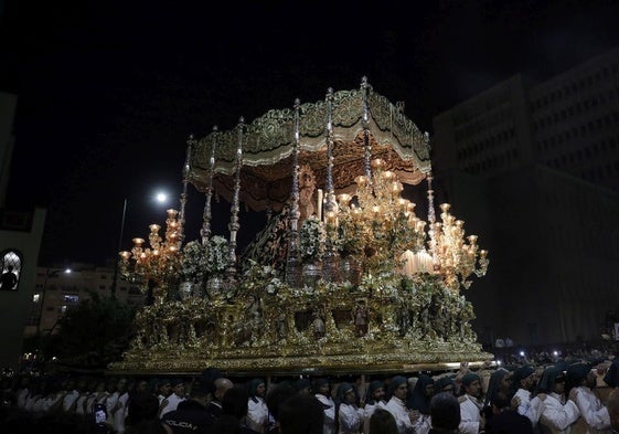 La Virgen de la Esperanza saldrá por las calles de Roma en su trono procesional.