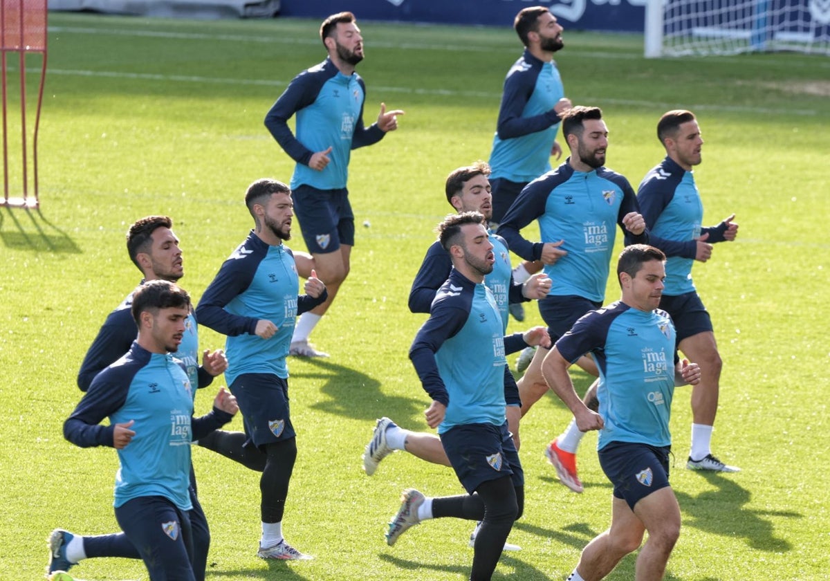 Jugadores del Málaga durante un entrenamiento de esta semana.