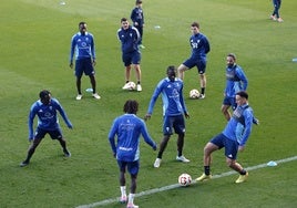 Los jugadores del Marbella, durante un entrenamiento.