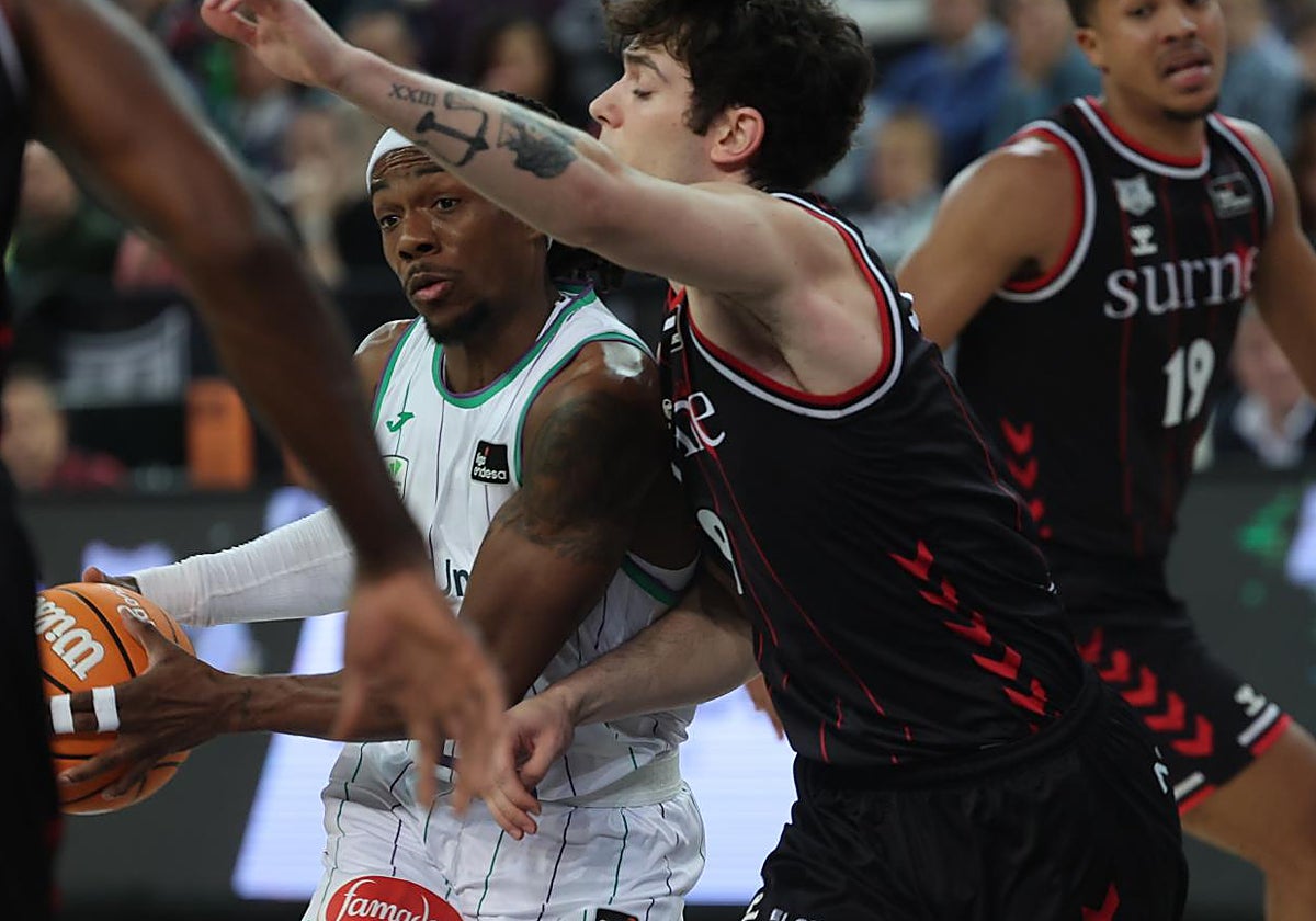 Kendrick Perry avanza ante la defensa de Rubén Domínguez en el partido jugado este sábado.