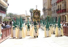 Nazarenos de la sección de la Virgen del Amparo el Domingo de Ramos.