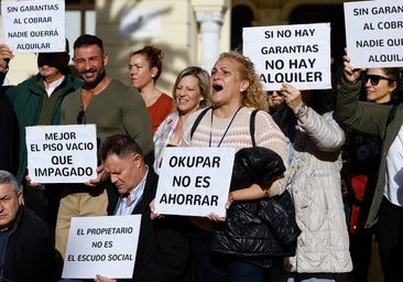 Propietarios se manifiestan en Málaga contra los 'inquiokupas': «Mi marido ha fallecido sin recuperar nuestra casa»