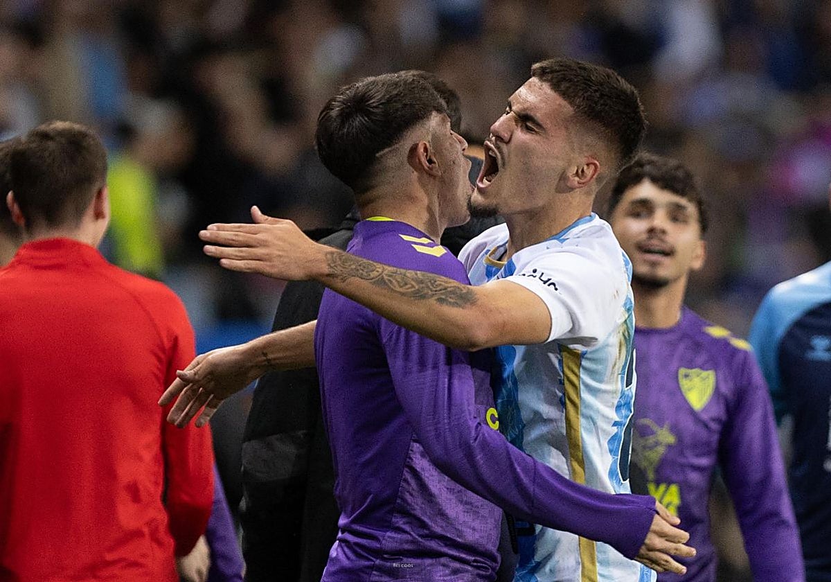 Chupete celebra el gol del empate con el banquillo del Málaga.