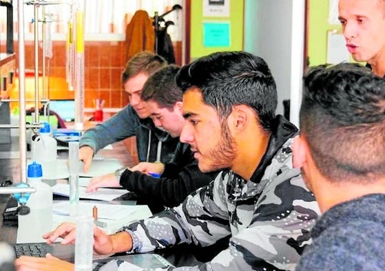 Mediante las prácticas, los alumnos tienen la oportunidad de 'meter la cabeza' en el mercado laboral.