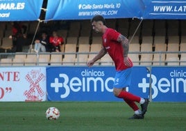 Mirapeix, del Estepona, durante el partido contra el Xerez Deportivo.