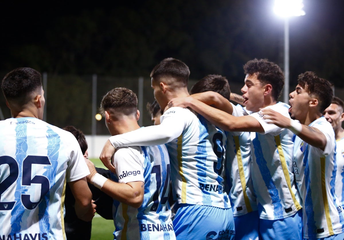 Los jugadores del Malagueño celebran uno de los goles ante el Jaén.