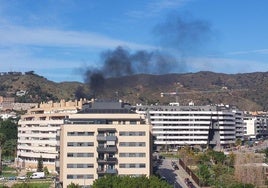Imagen de la columna de humo del incendio registrado este domingo.