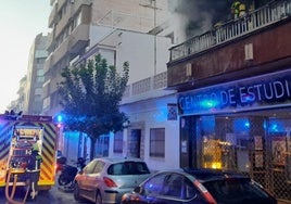 Imagen de los Bomberos del Consorcio Provincial actuando en el piso de Torre del Mar.