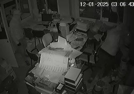 Los dos encapuchados, en el interior de las instalaciones de la Panadería Ruiz en Nerja.