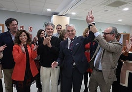 El doctor Navarro celebra la victoria con su equipo.