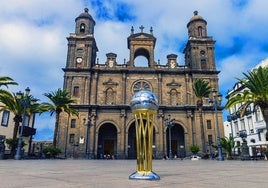 El trofeo de la Copa del Rey delante de la catedral de Las Palmas.