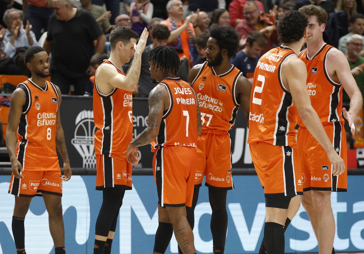 Los jugadores del Valencia celebran la victoria ante el Granada.