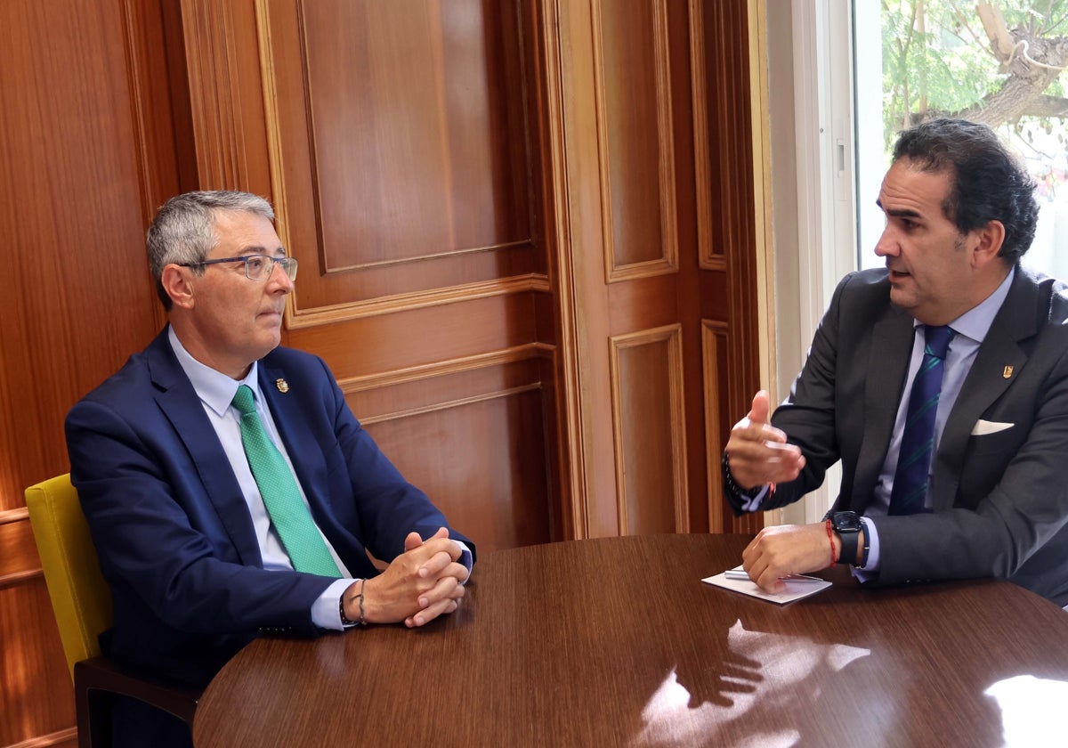 El presidente de la Diputación, Francisco Salado, y el presidente de la Mancomunidad Occidental, Manuel Cardeña.