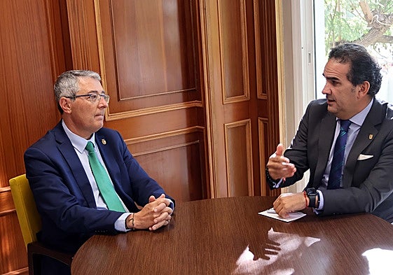 El presidente de la Diputación, Francisco Salado, y el presidente de la Mancomunidad Occidental, Manuel Cardeña.