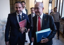 De la Torre, junto al portavoz socialista, Dani Pérez, entrando al pleno.