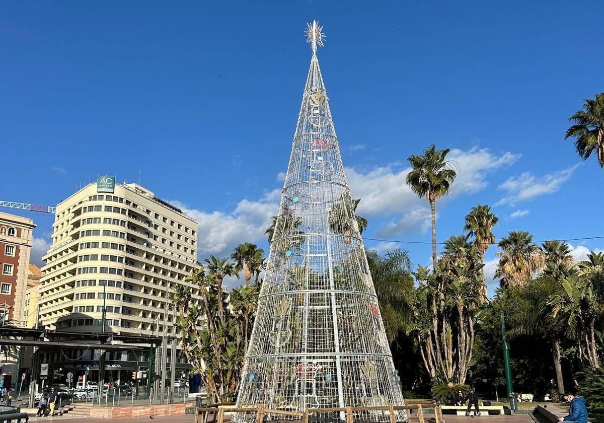 El árbol de Navidad, aún en la plaza a 14 de enero.